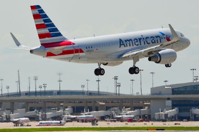 Airbus A319 (N9002U) - Americans NEW A319 N9002U Arriving KDFW 08/21/2013 - **NOTE** This is the quietest airplane I have ever NOT heard. No doubt it sets a new standard for low noise.