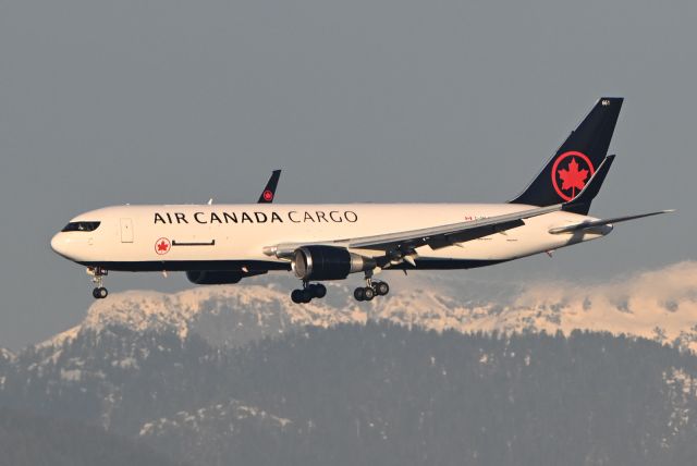 BOEING 767-300 (C-GHLV)