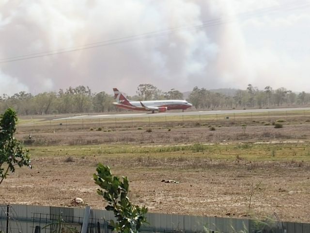 BOEING 737-300 (BMBR137) - About to takeoff runway 33 Rockhampton to save 8,000 people in Gracemere from being burnt out November 30, 2018. Note the thick smoke in the background from the bushfire.