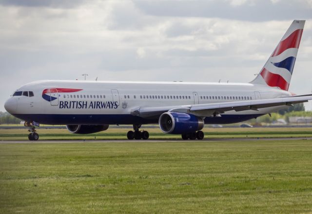 BOEING 767-300 (G-BZHA)