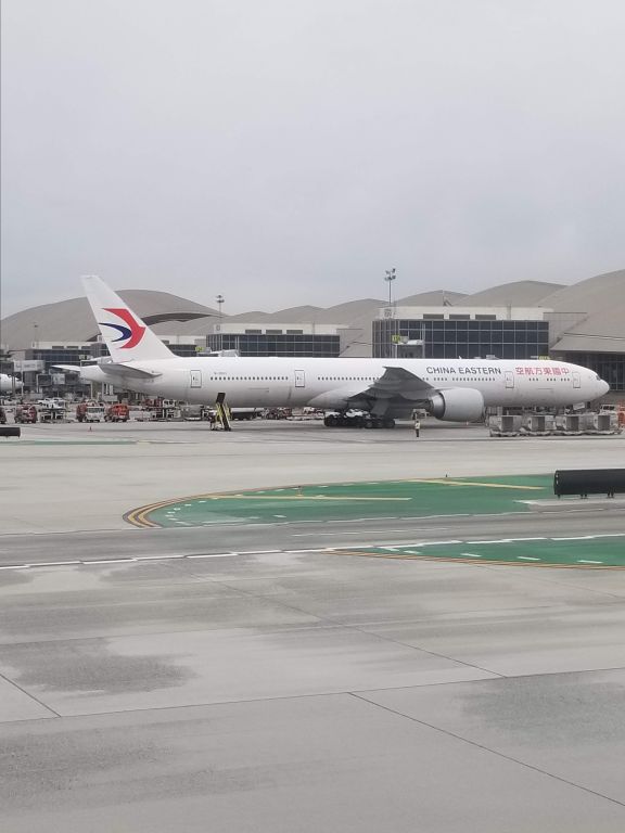 BOEING 777-300 —