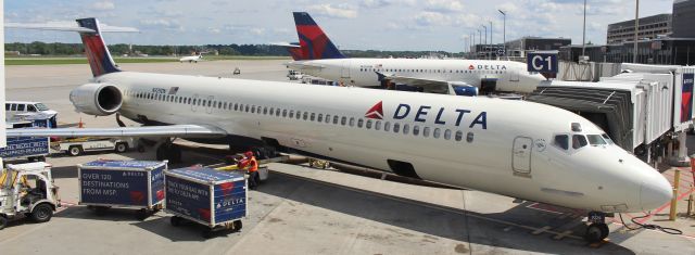 McDonnell Douglas MD-90 (N929DN)