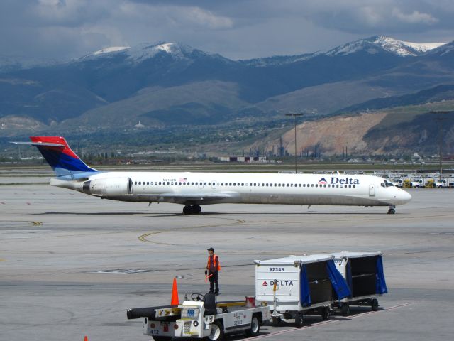 McDonnell Douglas MD-90 (N914DN)