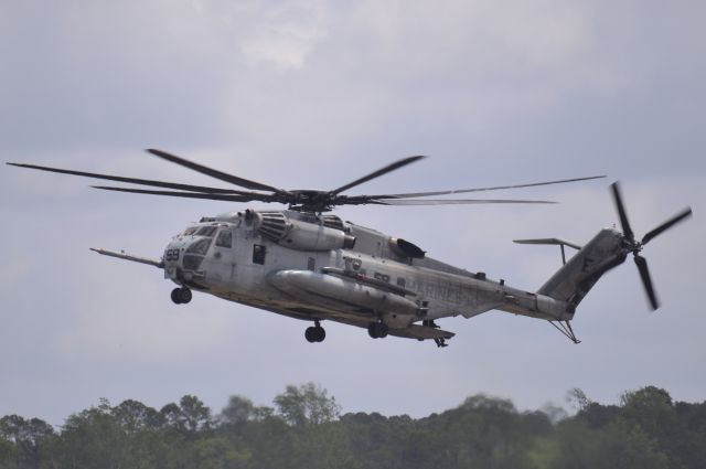 — — - CH-53 at Marine Corps Air Station (MCAS) Beaufort Air Show, 29 April 2017