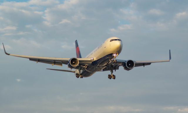 BOEING 767-300 (N178DN) - Delta 767 Final approach at KLAX