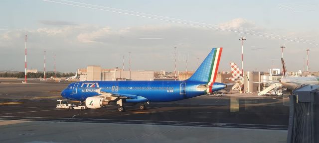 Airbus A320 (EI-IKU) - Departing to Palermo (409 km)