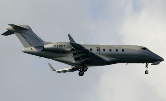 Bombardier Challenger 300 (N711NK)