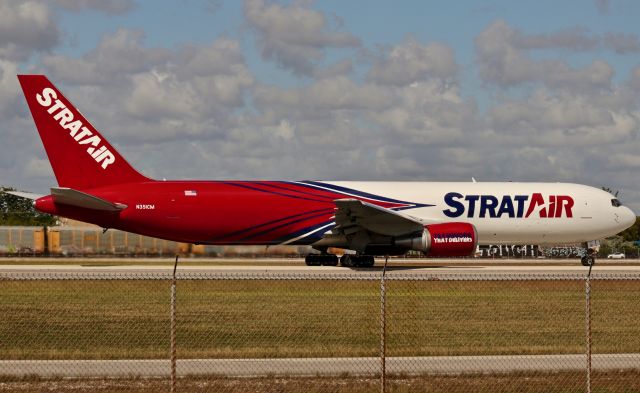 BOEING 767-300 (N351CM)