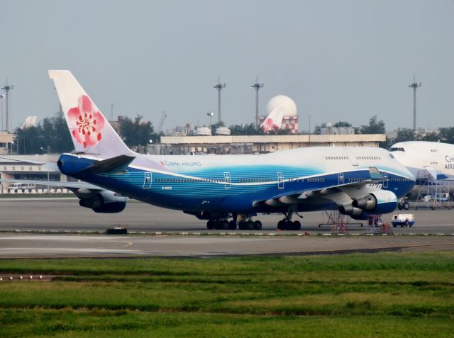 Boeing 747-400 (B-18210)