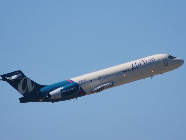 Boeing 717-200 (N950AT) - Departing runway 26L - 8/23/09