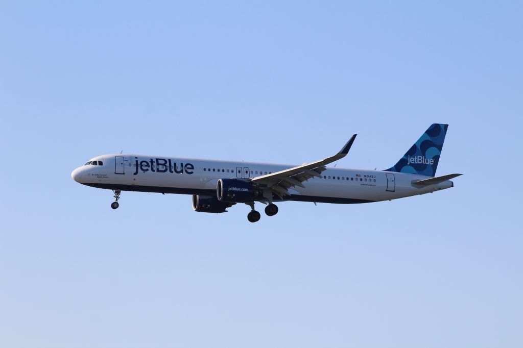Airbus A321neo (N2142J)