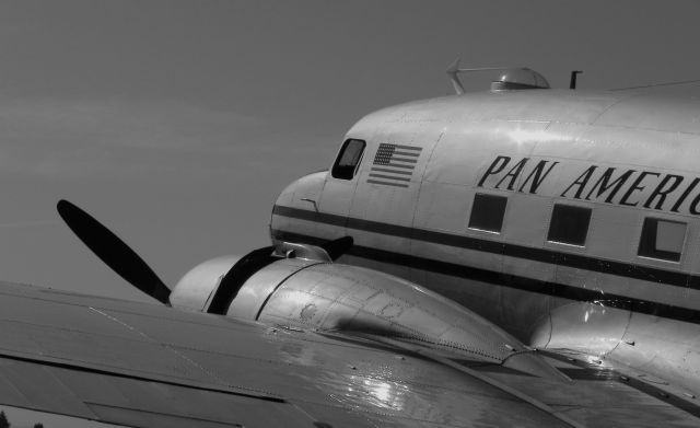 Douglas DC-3 —