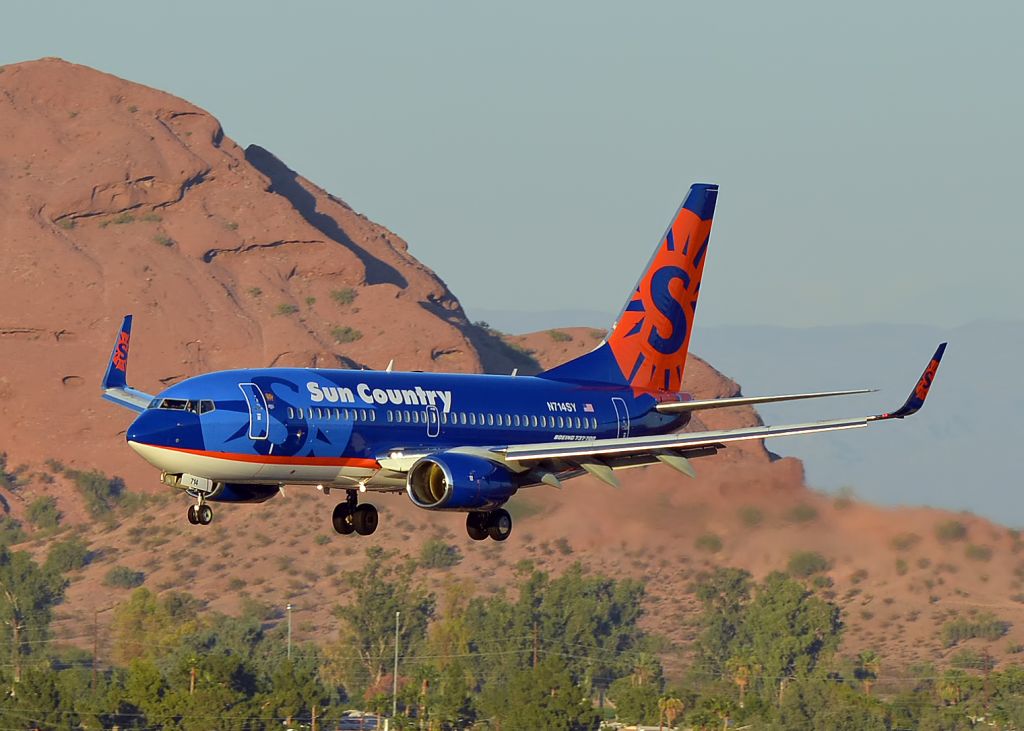 Boeing 737-700 (N714SY)