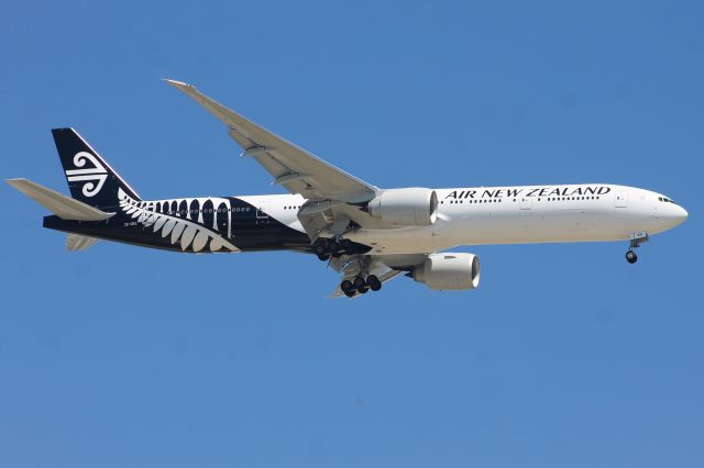 BOEING 777-300 (ZK-OKS)