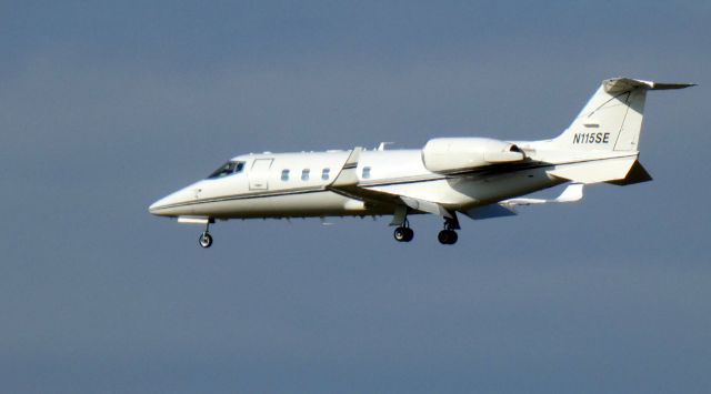 Learjet 60 (N115SE) - On final is this 1996 Learjet 60 from the Autumn of 2020.