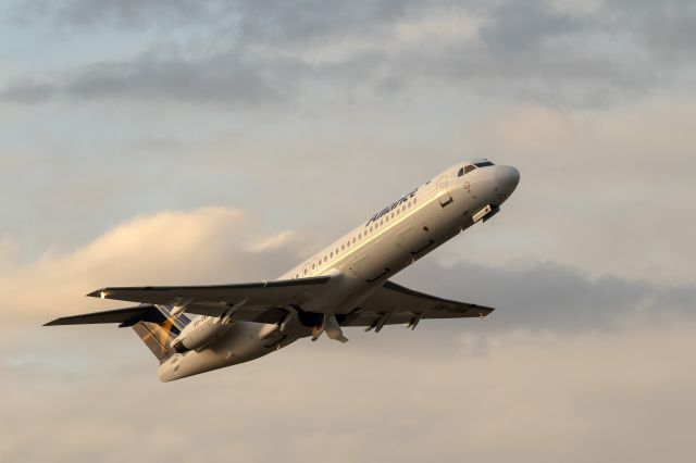 Fokker 100 (VH-XWM)