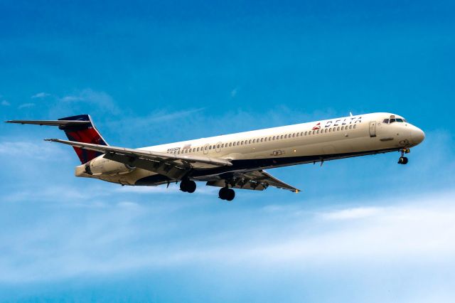 McDonnell Douglas MD-90 (N955DN) - Landing San Bernardino International airport 4-15-18