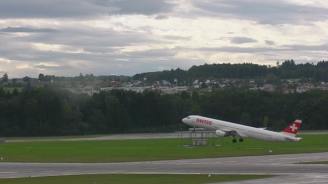 Airbus A321 (HB-IOF) - take off to Hamburg