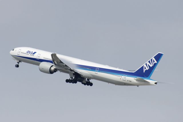 BOEING 777-300 (JA736A) - JA736A  Boeing  B777-381(ER)  ANA  KLAX  20130304  4134