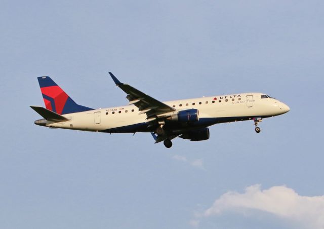 Embraer 170/175 (N201JQ) - Republic Delta Connection E-170 short final for runway 22 at KLEX, Lexingtons Bluegrass Airport.