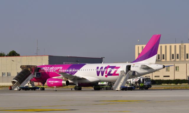 Airbus A320 (HA-LPZ) - WizzAir Airbus A320-232 HA-LPZ getting ready in Bari Airport