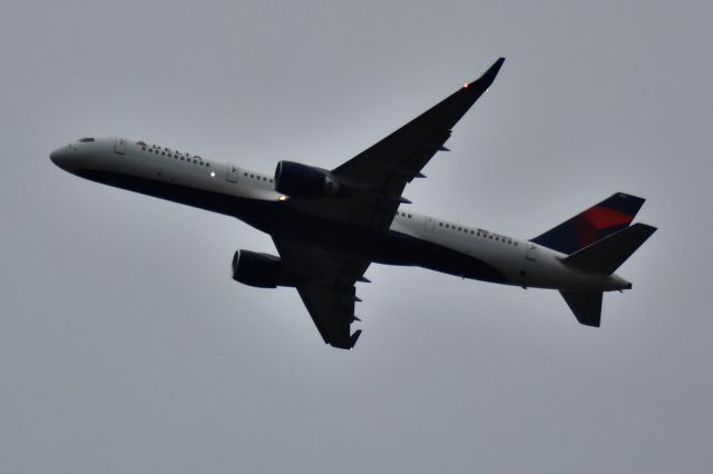 Boeing 757-200 (N823DX)