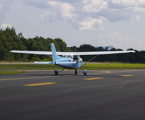 Cessna Skyhawk (N5298K) - 98K taxiing out to runway 02 