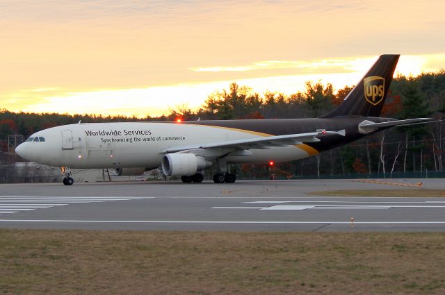 Airbus A300F4-600 (N171UP) - UPS 2049 to Louisville turning onto 24