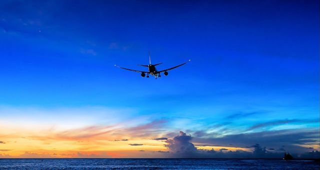 Boeing 787-8 (PH-TFK) - TUI departing St Maarten on runway 28 for Curacao.