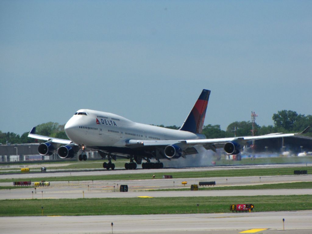 Boeing 747-400 (N664US)