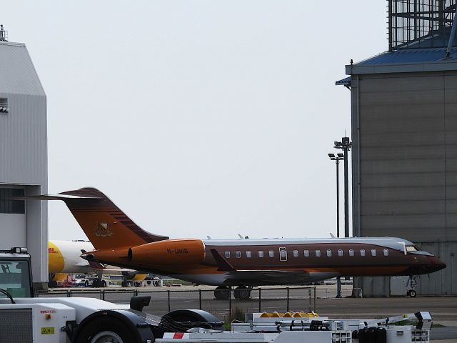 Bombardier Global Express (M-UNIS) - I take a picture on Apr 19, 2017.