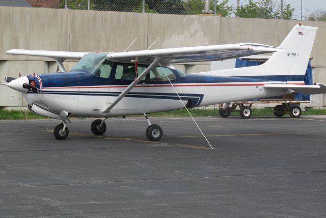 Cessna Skyhawk (N5176R) - Retractable landing gear.