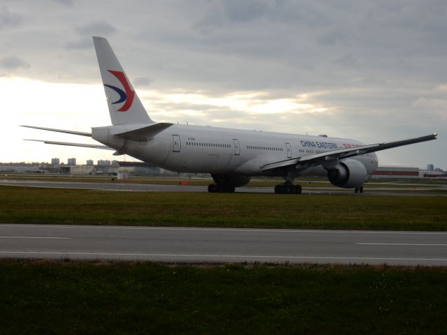 BOEING 777-300 (B-2001) - China Eastern 208. YYZ-PVG. Boeing 777-300A. B-2001