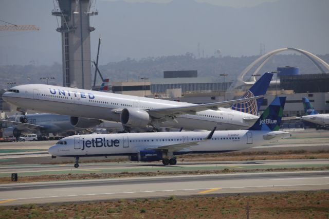 BOEING 777-300ER (N2136U)