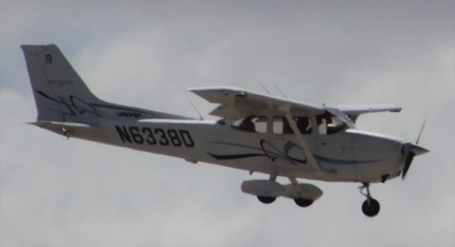 Cessna Skyhawk (N6338D)