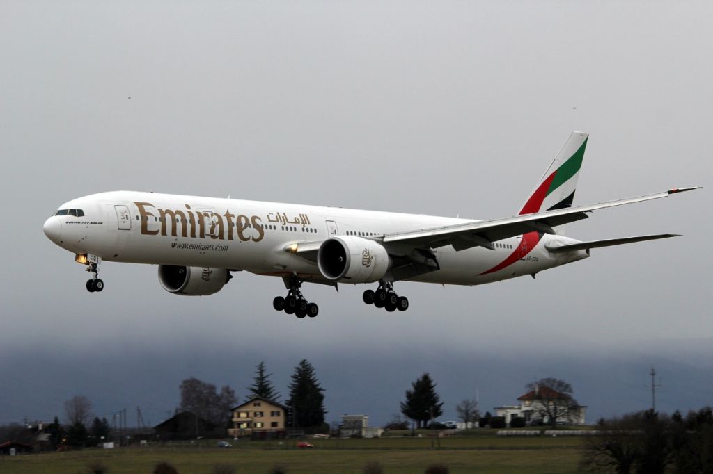 BOEING 777-300ER (A6-ECQ)