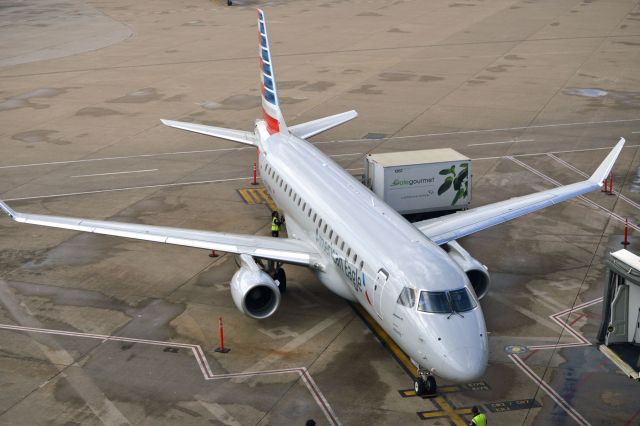 Embraer 175 (N223NN)