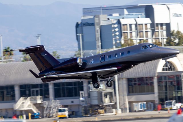 Embraer Phenom 300 (N95HE)