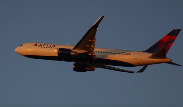 BOEING 767-300 (N1604R) - I was standing under the active right next to the police shooting range.