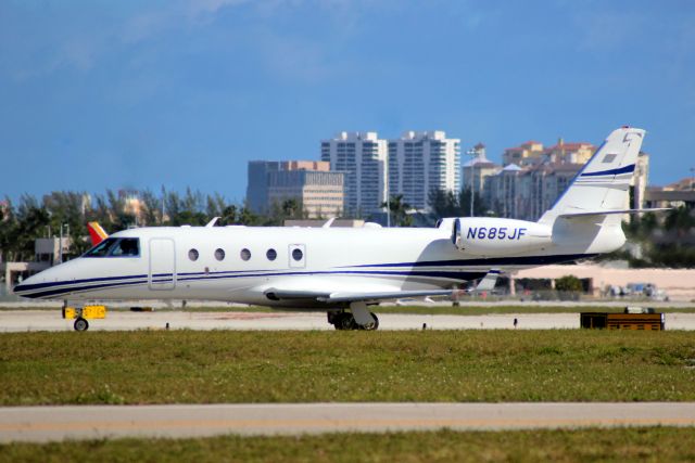 IAI Gulfstream G150 (N685JF) - Delta Private Jets Gulfstream G150 lining up to depart rwy 10L on 13-Jan-17 heading for KDTW as DPJ1968.