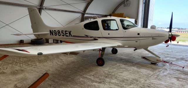 Cirrus SR-22 (N985EK)