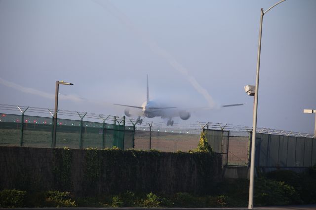 BOEING 777-300ER (B-2088)