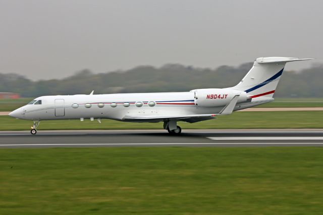 Gulfstream Aerospace Gulfstream V (N904JY) - Rolling at the start of the long flight to San Jose in California.  (cn 5577)