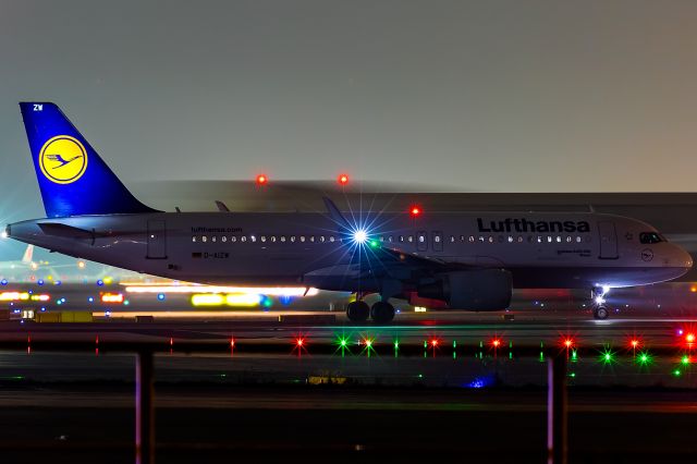 Airbus A320 (D-AIZW) - backround: a moving 747-8 air bridge cargo