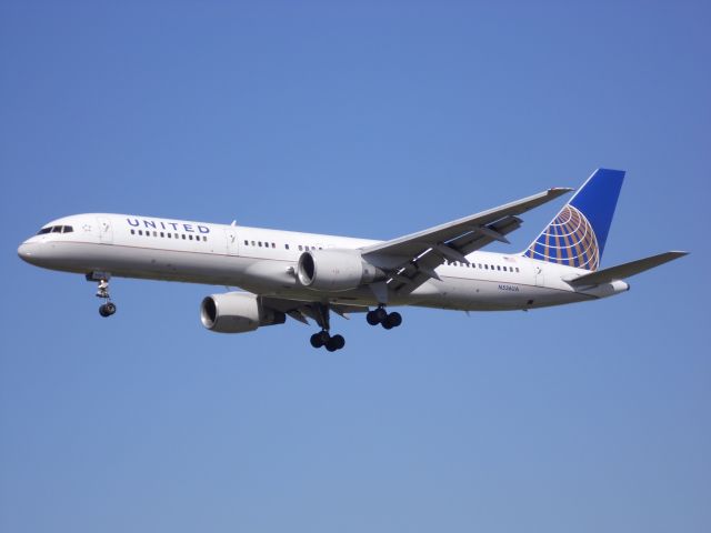 Boeing 757-200 (N536UA)