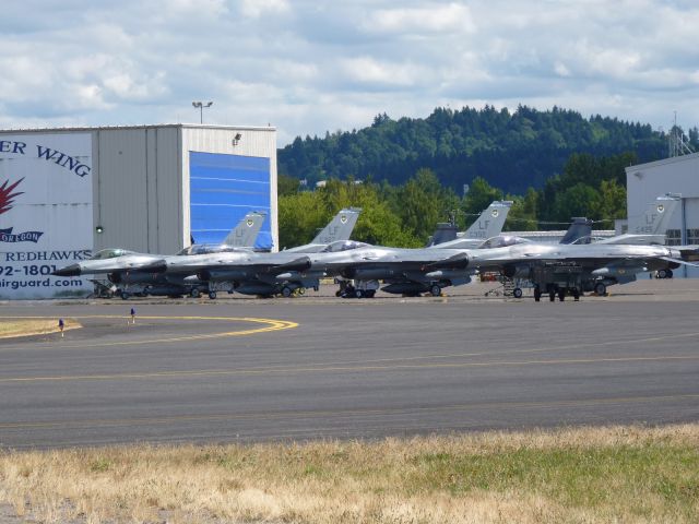 Lockheed F-16 Fighting Falcon (N425) - Some falcons have come to play with the Eagles.