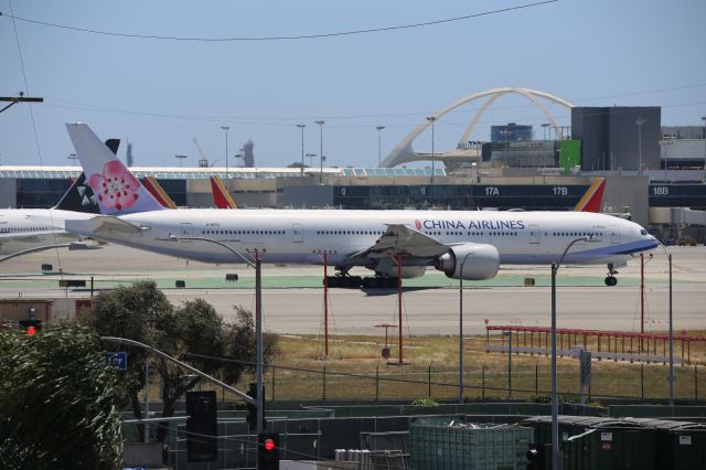 BOEING 777-300ER (B-18052)