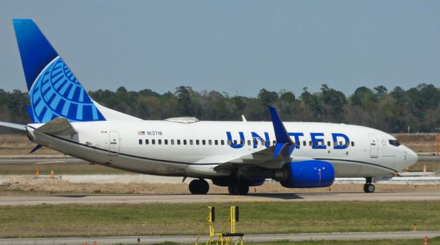 Boeing 737-700 (N13718)