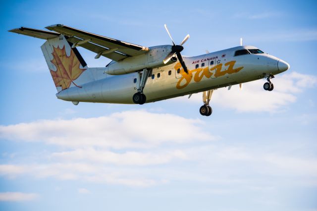 de Havilland Dash 8-100 (C-GION) - C-GION, JZA771 on final at CYXU London.