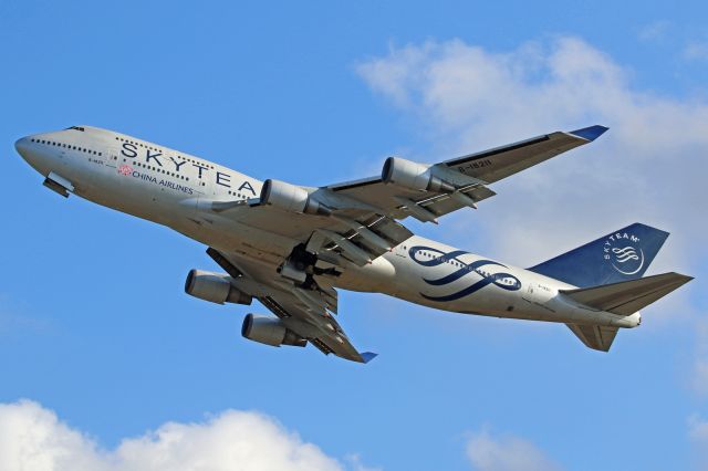 Boeing 747-200 (B-18211) - "SkyTeam" livery